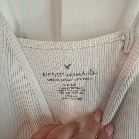 Basic white tank - Picture 2 of 2